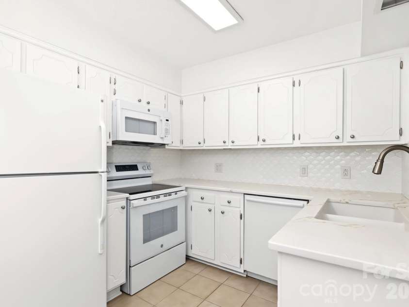 3010 Crosby Road, Charlotte, NC 28211.  MLS# CAR4426146, YatesRealty ID 34188. Kitchen