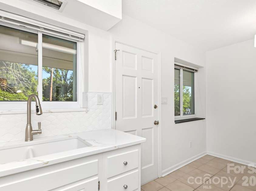 3010 Crosby Road, Charlotte, NC 28211.  MLS# CAR4426146, YatesRealty ID 34188. Kitchen