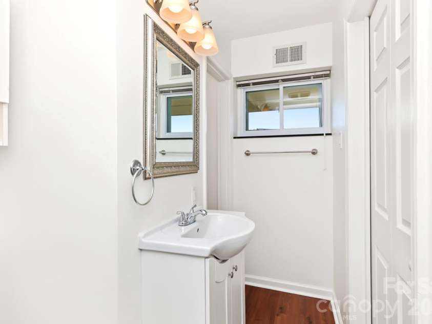 3010 Crosby Road, Charlotte, NC 28211.  MLS# CAR4426146, YatesRealty ID 34188. Primary Bathroom