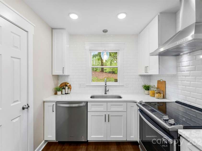 3516 Colony Crossing Drive, Charlotte, NC 28226.  MLS# CAR4288473, YatesRealty ID 34188. 