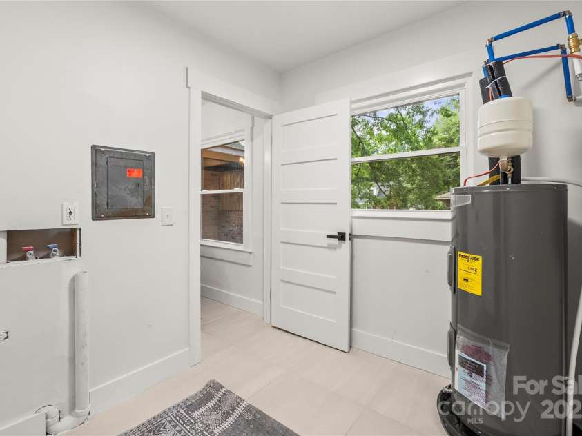 5320 Kildare Drive, Charlotte, NC 28215.  MLS# CAR4272466, YatesRealty ID 34193. 