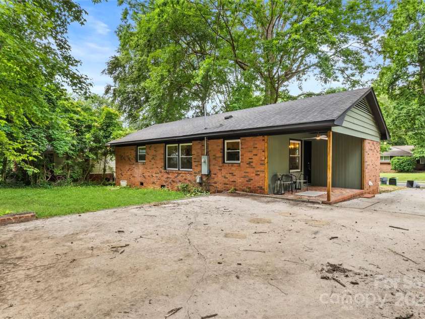 5320 Kildare Drive, Charlotte, NC 28215.  MLS# CAR4272466, YatesRealty ID 34193. 