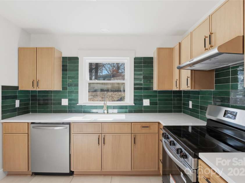 5320 Kildare Drive, Charlotte, NC 28215.  MLS# CAR4334334, YatesRealty ID 34193. 