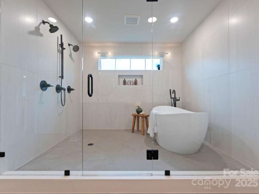 3005 Kinger Lane, Matthews, NC 28105.  MLS# CAR4289780, YatesRealty ID 34196. 