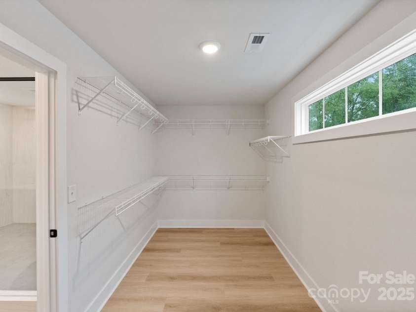 3005 Kinger Lane, Matthews, NC 28105.  MLS# CAR4289780, YatesRealty ID 34196. 