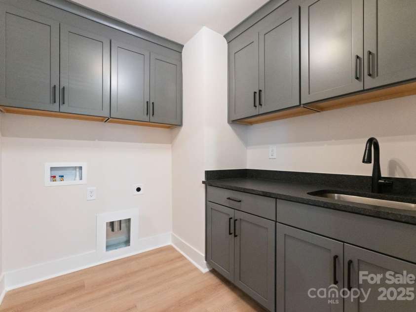 3005 Kinger Lane, Matthews, NC 28105.  MLS# CAR4289780, YatesRealty ID 34196. 