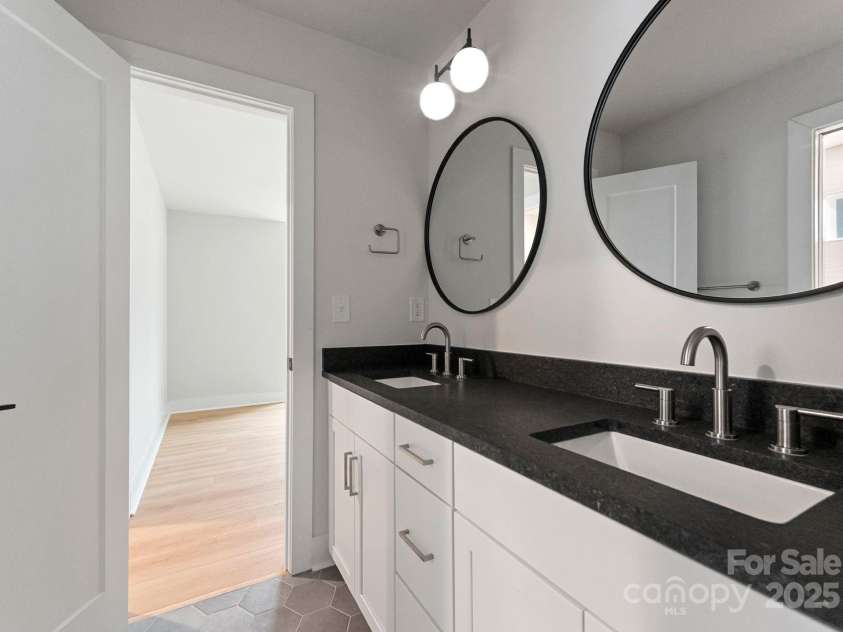 3005 Kinger Lane, Matthews, NC 28105.  MLS# CAR4289780, YatesRealty ID 34196. 