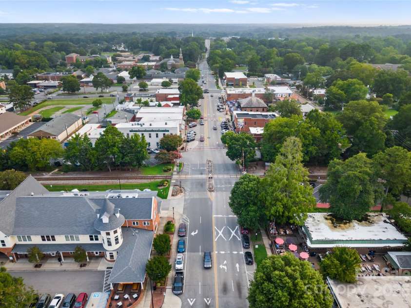 3005 Kinger Lane, Matthews, NC 28105.  MLS# CAR4289780, YatesRealty ID 34196. Downtown Matthews