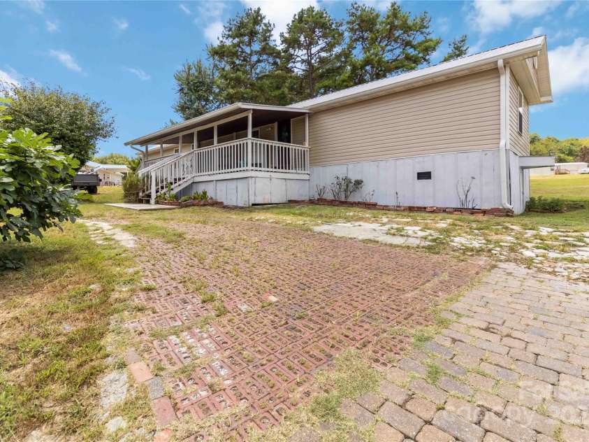 106 Cloverleaf Drive, Clover, SC 29710.  MLS# CAR4287373, YatesRealty ID 34197. 