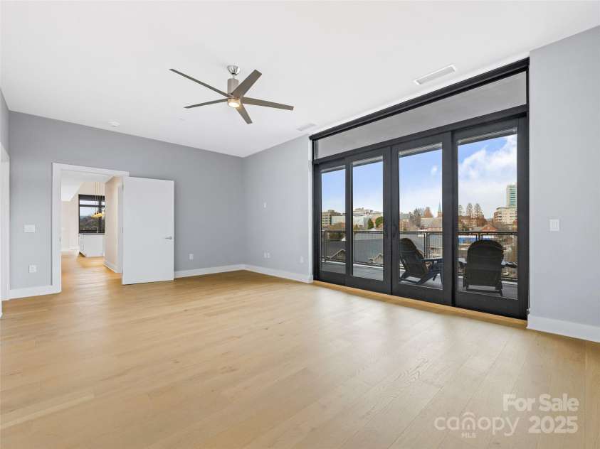 145 Biltmore Avenue, Asheville, NC 28801.  MLS# CAR4331069, YatesRealty ID 342. Large Primary Suite