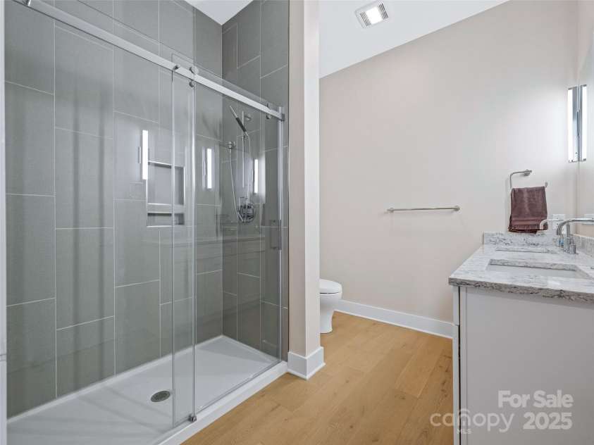 145 Biltmore Avenue, Asheville, NC 28801.  MLS# CAR4331069, YatesRealty ID 342. Third full bathroom