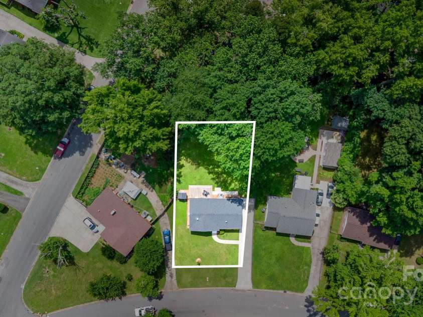 3615 Kempton Place, Charlotte, NC 28208.  MLS# CAR4262942, YatesRealty ID 34200. Just minutes from Uptown, Charlotte Douglas Airport and Bank of America Stadium.