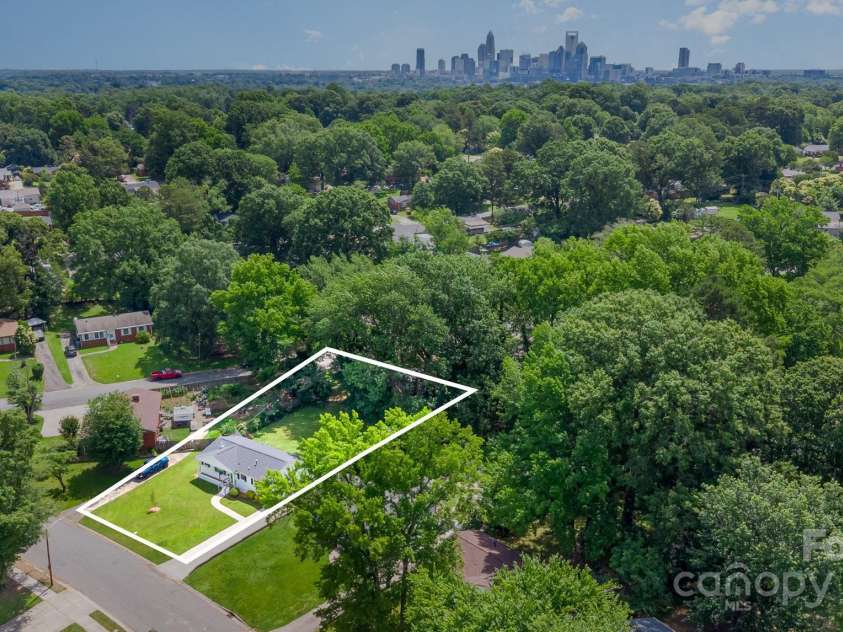 3615 Kempton Place, Charlotte, NC 28208.  MLS# CAR4262942, YatesRealty ID 34200. Just minutes from Uptown, Charlotte Douglas Airport and Bank of America Stadium.