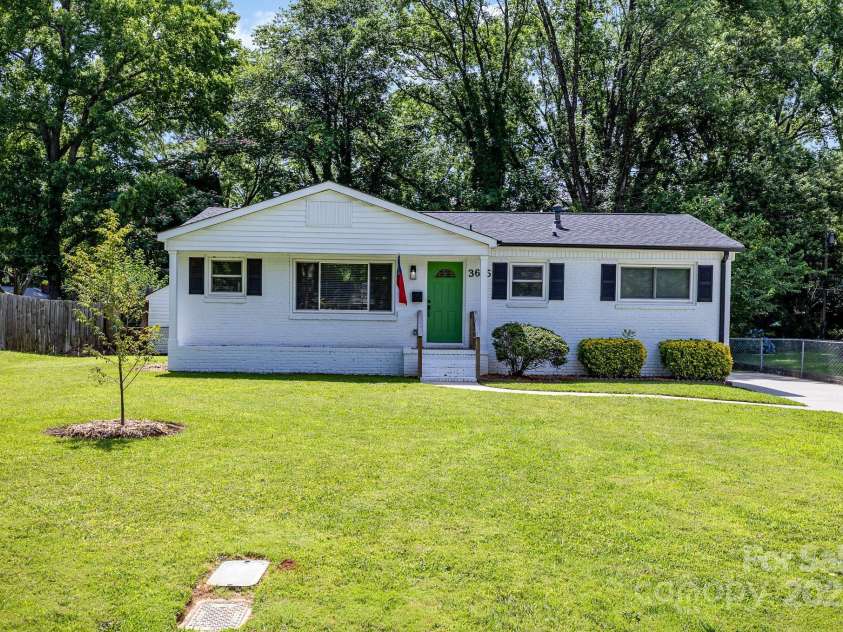 3615 Kempton Place, Charlotte, NC 28208.  MLS# CAR4262942, YatesRealty ID 34200. This home is move in ready!