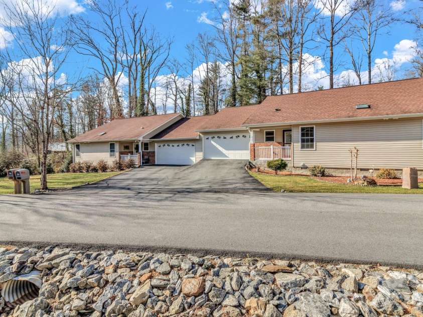 210 Allen Paul Drive, Hendersonville, NC 28791.  MLS# CAR4395048, YatesRealty ID 34201. 