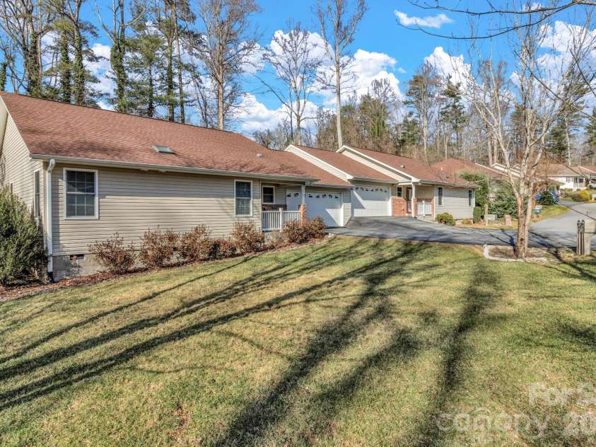 210 Allen Paul Drive, Hendersonville, NC 28791.  MLS# CAR4395048, YatesRealty ID 34201. 