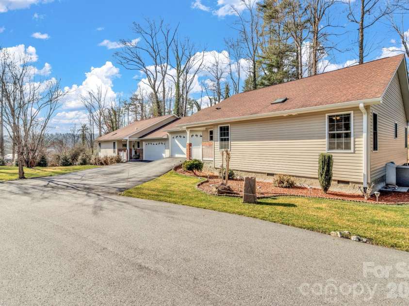 210 Allen Paul Drive, Hendersonville, NC 28791.  MLS# CAR4395048, YatesRealty ID 34201. 