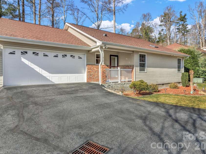 210 Allen Paul Drive, Hendersonville, NC 28791.  MLS# CAR4395048, YatesRealty ID 34201. 