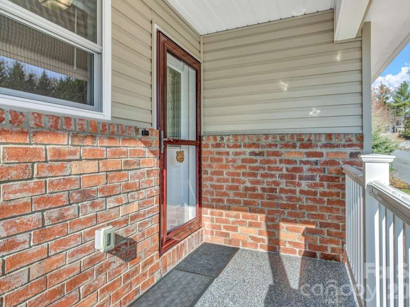 210 Allen Paul Drive, Hendersonville, NC 28791.  MLS# CAR4395048, YatesRealty ID 34201. 