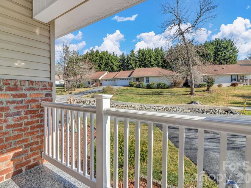 210 Allen Paul Drive, Hendersonville, NC 28791.  MLS# CAR4395048, YatesRealty ID 34201. 