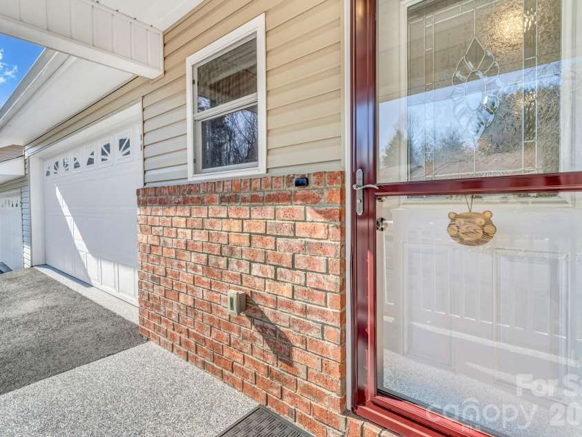 210 Allen Paul Drive, Hendersonville, NC 28791.  MLS# CAR4395048, YatesRealty ID 34201. 