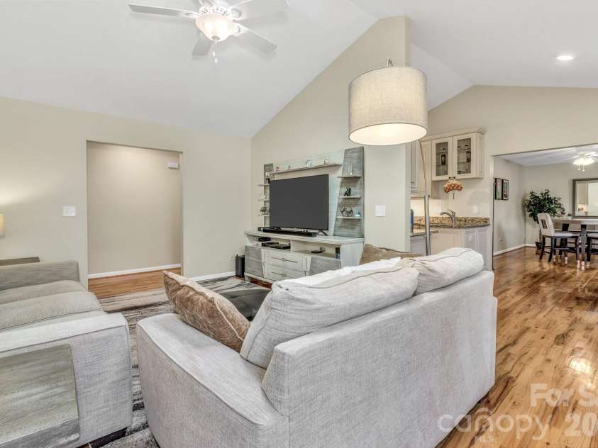 210 Allen Paul Drive, Hendersonville, NC 28791.  MLS# CAR4395048, YatesRealty ID 34201. 