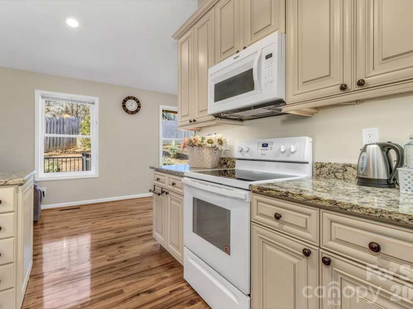 210 Allen Paul Drive, Hendersonville, NC 28791.  MLS# CAR4395048, YatesRealty ID 34201. 
