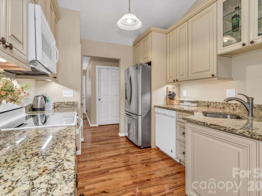 210 Allen Paul Drive, Hendersonville, NC 28791.  MLS# CAR4395048, YatesRealty ID 34201. 