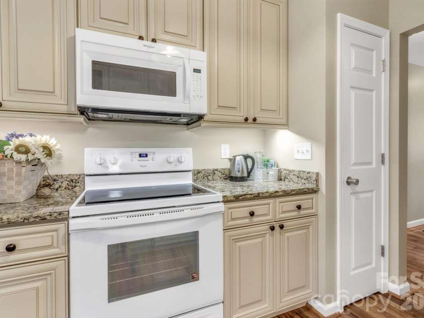 210 Allen Paul Drive, Hendersonville, NC 28791.  MLS# CAR4395048, YatesRealty ID 34201. 