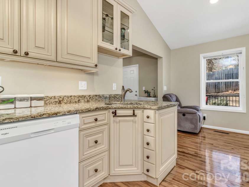 210 Allen Paul Drive, Hendersonville, NC 28791.  MLS# CAR4395048, YatesRealty ID 34201. 