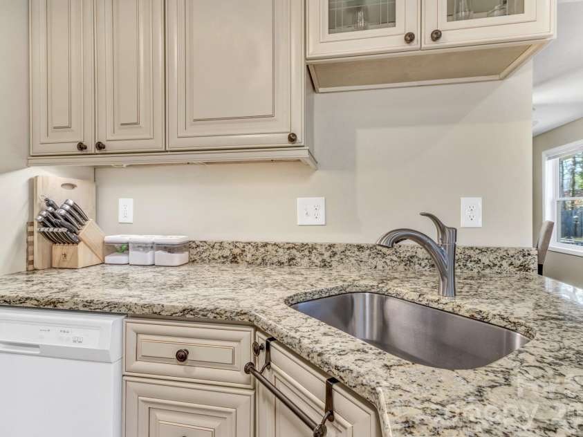 210 Allen Paul Drive, Hendersonville, NC 28791.  MLS# CAR4395048, YatesRealty ID 34201. 