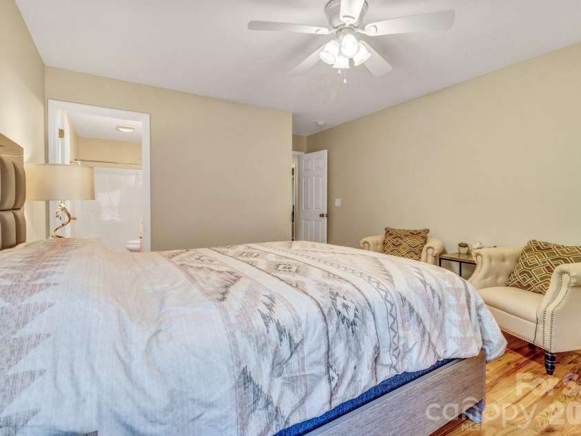 210 Allen Paul Drive, Hendersonville, NC 28791.  MLS# CAR4395048, YatesRealty ID 34201. 