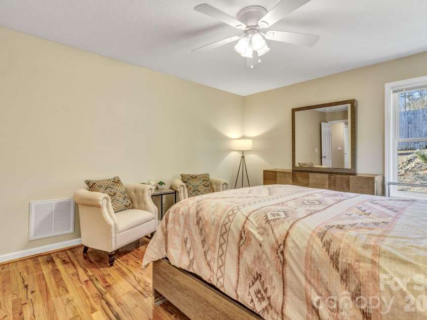 210 Allen Paul Drive, Hendersonville, NC 28791.  MLS# CAR4395048, YatesRealty ID 34201. 