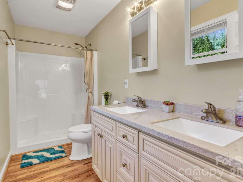 210 Allen Paul Drive, Hendersonville, NC 28791.  MLS# CAR4395048, YatesRealty ID 34201. 