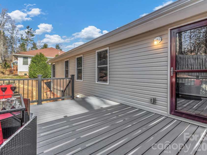 210 Allen Paul Drive, Hendersonville, NC 28791.  MLS# CAR4395048, YatesRealty ID 34201. 