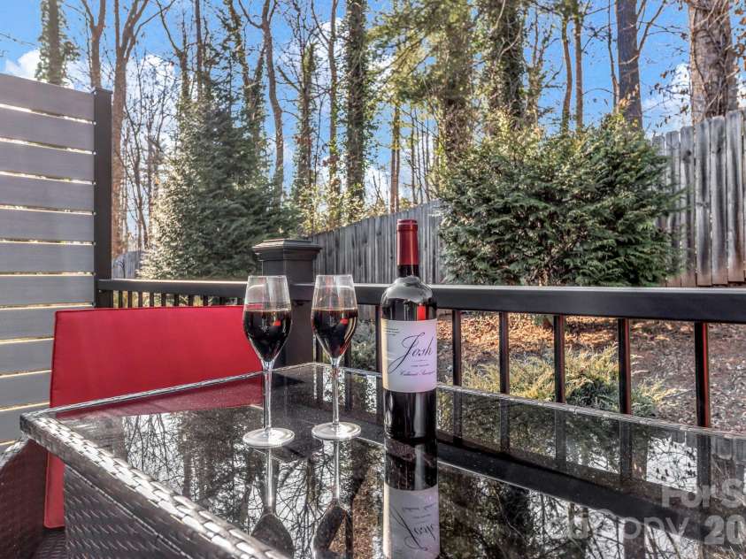 210 Allen Paul Drive, Hendersonville, NC 28791.  MLS# CAR4395048, YatesRealty ID 34201. 