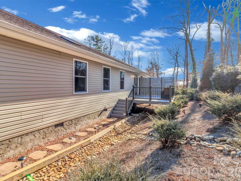 210 Allen Paul Drive, Hendersonville, NC 28791.  MLS# CAR4395048, YatesRealty ID 34201. 