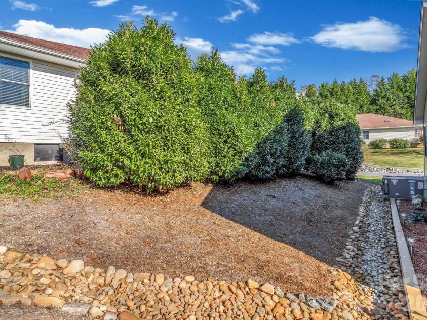 210 Allen Paul Drive, Hendersonville, NC 28791.  MLS# CAR4395048, YatesRealty ID 34201. 