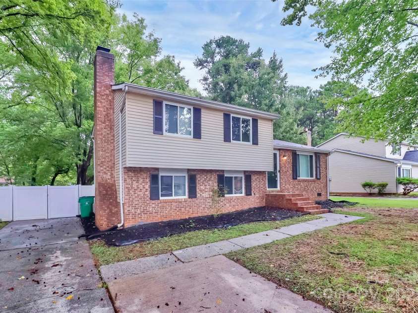 6230 Holly Knoll Drive, Charlotte, NC 28227.  MLS# CAR4291966, YatesRealty ID 34209. 