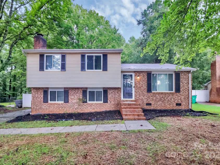 6230 Holly Knoll Drive, Charlotte, NC 28227.  MLS# CAR4291966, YatesRealty ID 34209. 