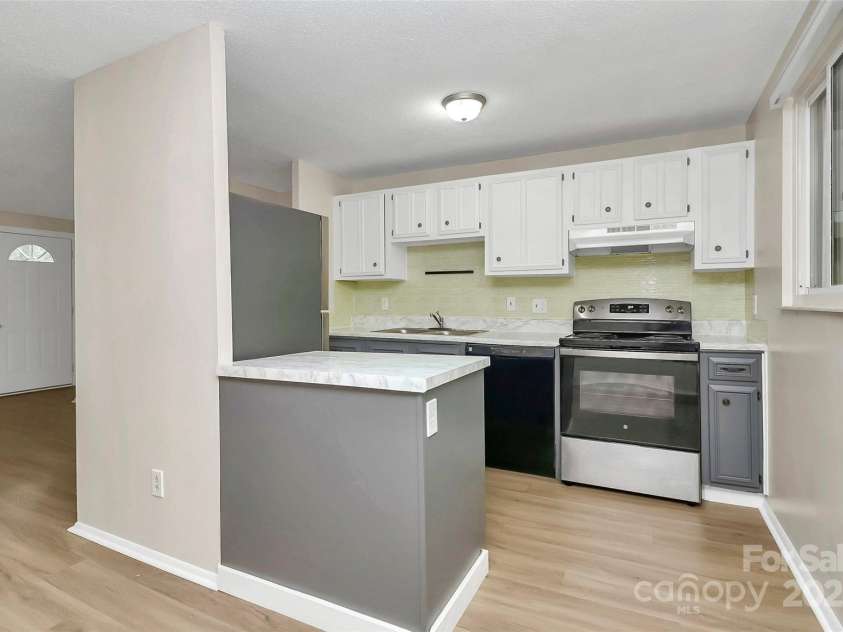 6230 Holly Knoll Drive, Charlotte, NC 28227.  MLS# CAR4291966, YatesRealty ID 34209. 