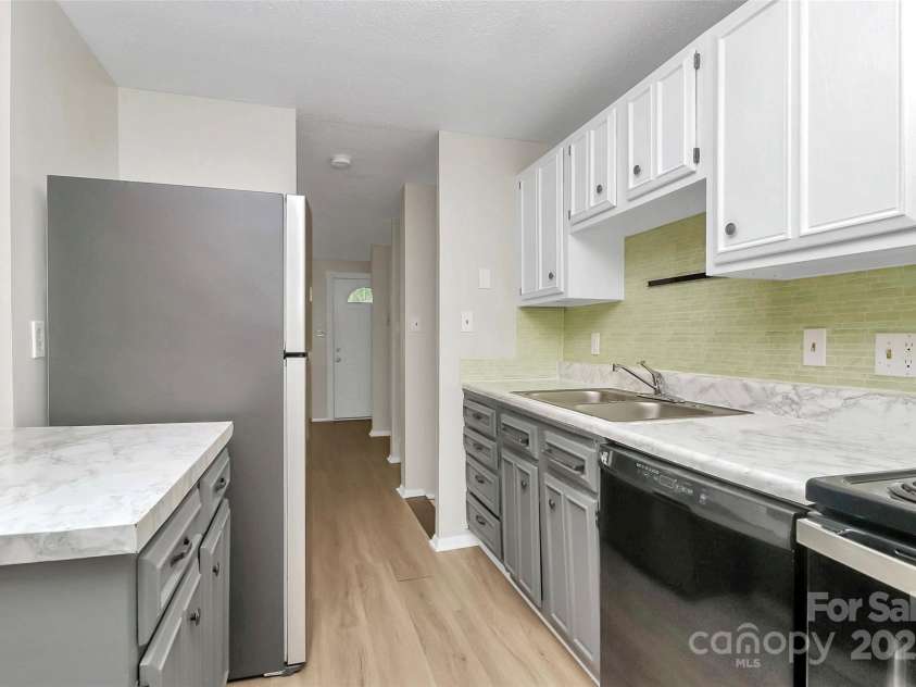 6230 Holly Knoll Drive, Charlotte, NC 28227.  MLS# CAR4291966, YatesRealty ID 34209. 