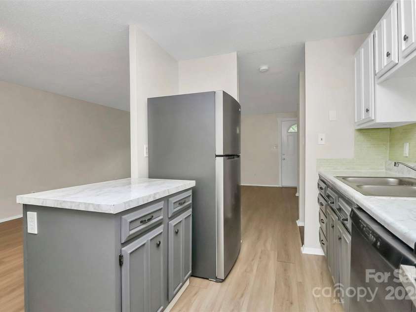 6230 Holly Knoll Drive, Charlotte, NC 28227.  MLS# CAR4291966, YatesRealty ID 34209. 