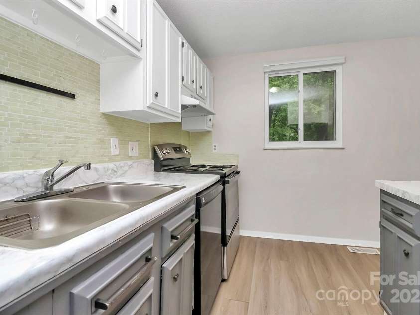 6230 Holly Knoll Drive, Charlotte, NC 28227.  MLS# CAR4291966, YatesRealty ID 34209. 