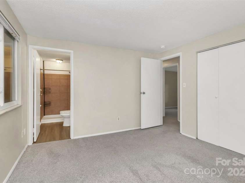 6230 Holly Knoll Drive, Charlotte, NC 28227.  MLS# CAR4291966, YatesRealty ID 34209. Owner suite