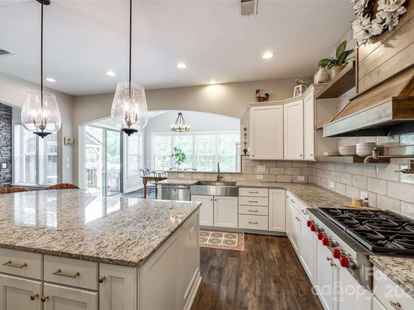 288 Ridge Reserve Drive, Lake Wylie, SC 29710.  MLS# CAR4249323, YatesRealty ID 34210. Enjoy the heart of the home with this stunning kitchen layout—featuring a farmhouse sink, statement lighting, and views into the cozy great room and sun-filled breakfast space.
