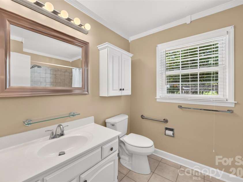6801 Rambling Rose Drive, Charlotte, NC 28212.  MLS# CAR4396979, YatesRealty ID 34210. Bathroom