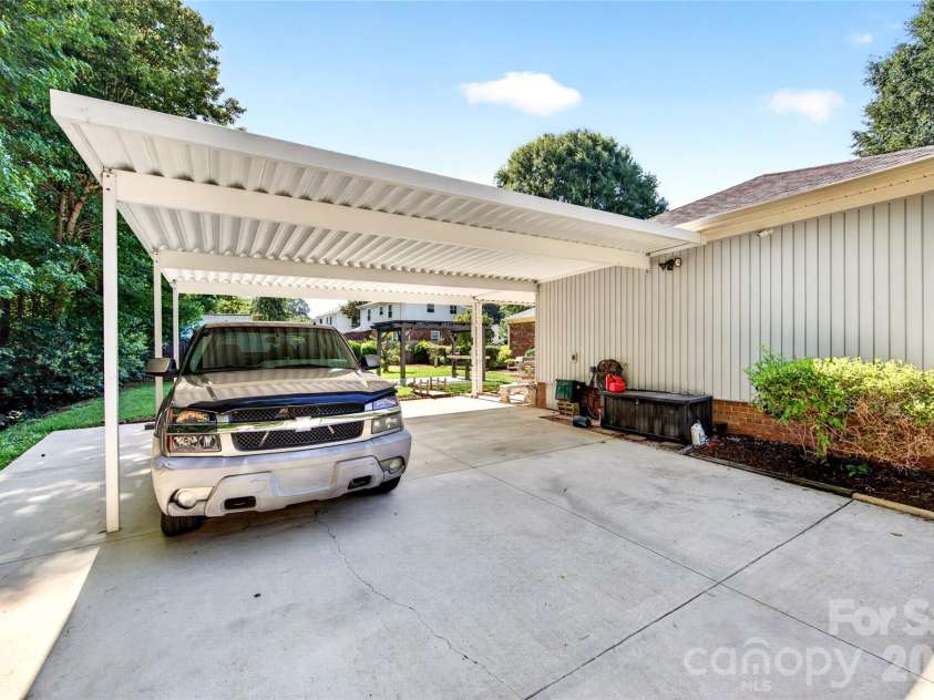 6801 Rambling Rose Drive, Charlotte, NC 28212.  MLS# CAR4396979, YatesRealty ID 34210. Carport