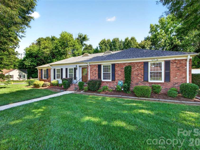 6801 Rambling Rose Drive, Charlotte, NC 28212.  MLS# CAR4396979, YatesRealty ID 34210. Front Exterior