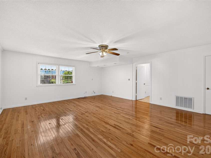 6801 Rambling Rose Drive, Charlotte, NC 28212.  MLS# CAR4396979, YatesRealty ID 34210. Great Room